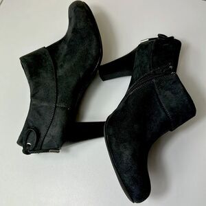 Coach gray Suede Heel Cuffed Ankle Bootie size 7.5 excellent condition